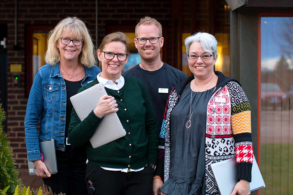 Karin Höjman, lågstadielärare, Marika Forsell, utvecklingsledare för Barn och skola, Andreas Persson, fritidspedagog och Susanne Kaczmarek, rektor för Östra Karups skola F–6. Foto: Mette Ottosson